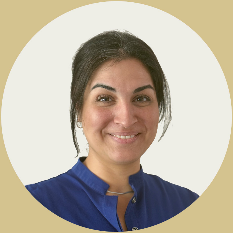 Porträt von Zehra Dogan, die bei Physiotherapie Evran bei der Terminvergabe arbeitet